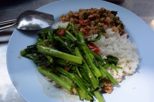 ガパオライス（鶏肉のバジル炒め）と空芯菜の炒め物