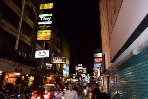 パッポン通りの日本人街。カラオケや居酒屋、風俗店など日本人向けのお店が密集している