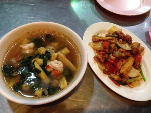 トムヤムクンと鶏肉とカシューナッツの炒め物