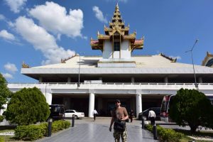 マンダレー国際空港。なんだか大きなお寺みたい