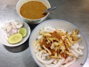 ヌードルサラダ。うどんのような太い麺でスープはない。ライムを絞って食べる