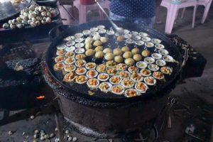 たこ焼きのような形をしたもので、中に豆や刻んだ野菜などが入っている