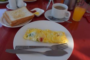 朝食は卵料理とトースト