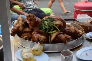 豚足。ごはんにのせて食べる