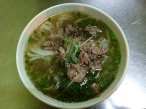 屋台のPho bo。25,000ドン（125円）