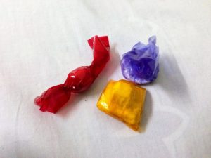 お供え物のキャンディのようなお菓子