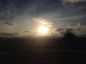 歩きながら見る夕日。あともう少しでホームステイ先の村