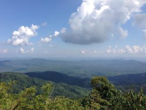 山の尾根からは壮大な景色が広がる