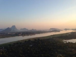 山頂からの景色。対岸はパアンの町