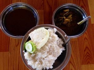 無料で振舞ってくれるベジタリアンカレー。右上がカレーで左上はソース