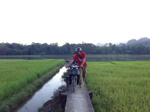 行きは勢いでバイクに乗って渡ったが、帰りは押して渡る相方