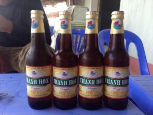 Thanh Hoaのビール。ピルスナーのような軽い口当たり。1本5,000ドン（25円）、4本でたったの100円。ビンはその場で返却するため安い