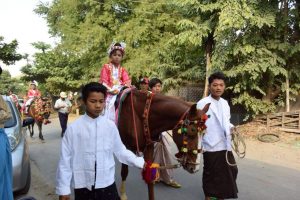 ザガインに行く途中に村のお祭りに遭遇