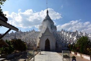 「シンピューメェー」。他界した夫人を偲んで建てさせた仏塔