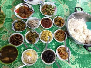 バガンのビルマ料理店で。左上がカレーでそれ以外は全部副菜。カレーひとつと副菜付きで一人$2.5〜3ぐらい