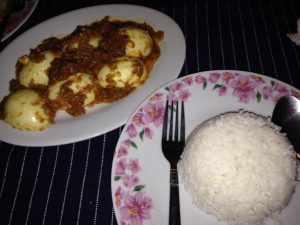 この日の夕食。エッグカレーと春雨とカシューナッツの炒め物