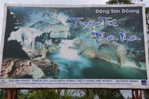 Song Doong Caveの看板。このポイントからトレッキングをして洞窟に向かうそう