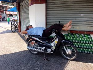 バイクの上で器用に昼寝するおっちゃん