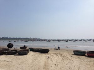 Fishing village。丸い籠に乗って漁をする