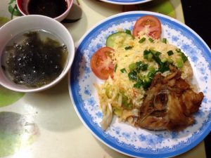 GH近くの食堂で夕食。20,000ドン（100円）と安くておいしい