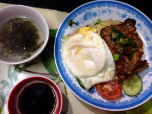 目玉焼き付きは25,000ドン（125円）