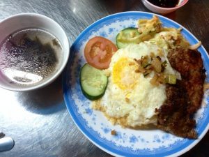 今日も昨日と同じ食堂で夕食