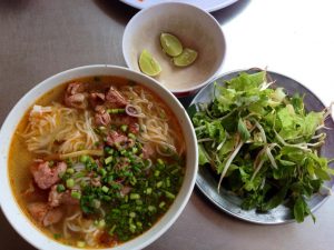 いつもの食堂で昼食。ブンボーフエ30,000ドン（150円）