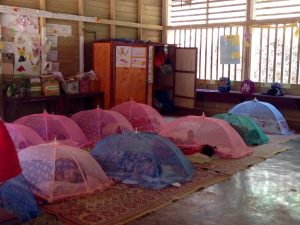 幼稚園は昼寝の時間。蚊よけのために大きな蠅入を使っているところがおもしろい