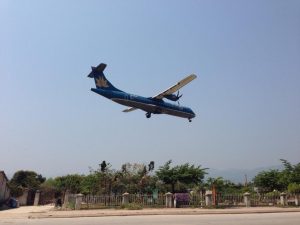 街のすぐ横に空港があるので低空飛行する飛行機が見れる