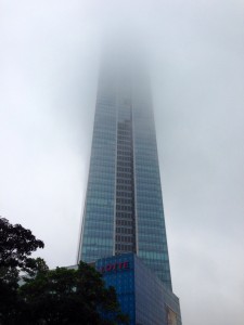 霧に包まれるLotte Center Hanoi