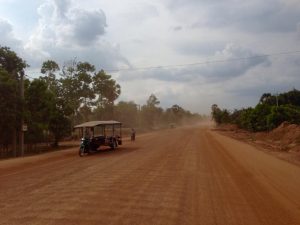 Skun〜Kampong Thmar間の砂埃だらけの道