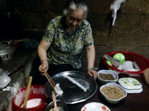 おばあちゃんが作るBanh Cuonをつまみに晩酌