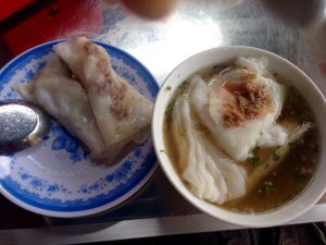 卵入りBanh Cuon、20,000ドン（100円）