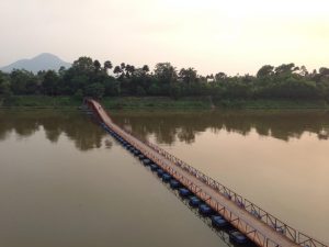 浮き橋を渡ってGia Long Tombがある対岸へ