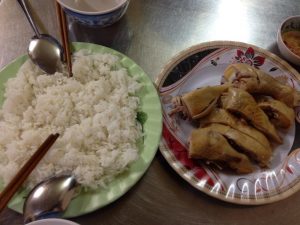 ごはんとゆでた鶏肉80,000ドン（400円）