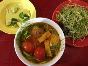 夕食のBun Rieu 25,000ドン（125円）