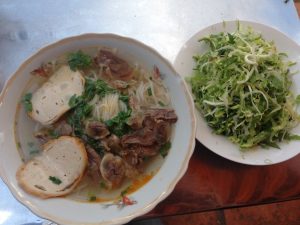 朝食のBun Bo 30,000ドン（150円）