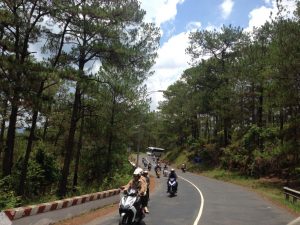 ダラットへ行くバイクやバスとたくさんすれ違う