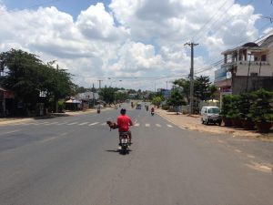 鶏を小脇に抱えてバイクに乗る地元の兄ちゃん