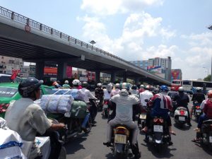 ホーチミンに近づくにつれバイクの交通量が増える