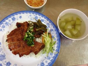 マーケット近くのCom Tam屋さんで昼食