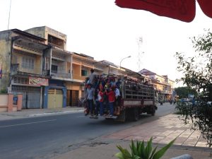 トラックにぎゅうぎゅう詰めになりながら仕事から帰るカンボジアの人たち