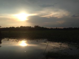 夕日に沈む貯水池。この中の人工島にも遺跡が残っているそう