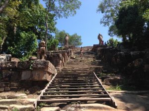 参道入り口。この下に続く道はタイ側へ続いている