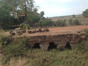 Kampong Kdei〜Dam Daek間のNational HWY6沿いにある橋の遺跡。国道建設のときに埋もれてしまったこういった橋が注意深く見ているといくつかある