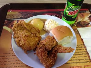 昼食は久しぶりにKFCへ。やっぱり$8と高めで味もまあまあ