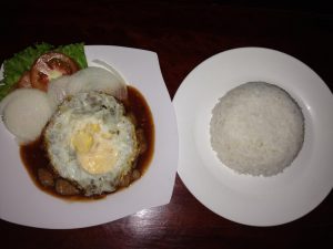 夕食のLak Loc（$2）と生春巻き（$1.5）。外国人向けのレストランでも安い