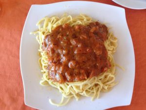 久しぶりのパスタ。本当はカルボナーラを注文したのに出てきたのはナポリタン。まあカンボジアということで…