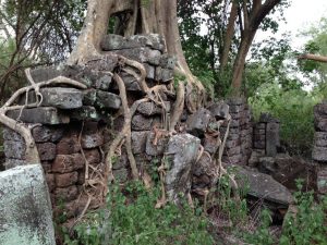 Chinh Chem Trei Temple。道のない丘の上にある。ここも行くのは至難の技