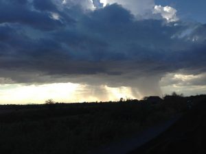 プノンペン近くでスコール。カンボジアのスコールは部分的に集中豪雨なのでどこが雨なのか見ただけでわかる